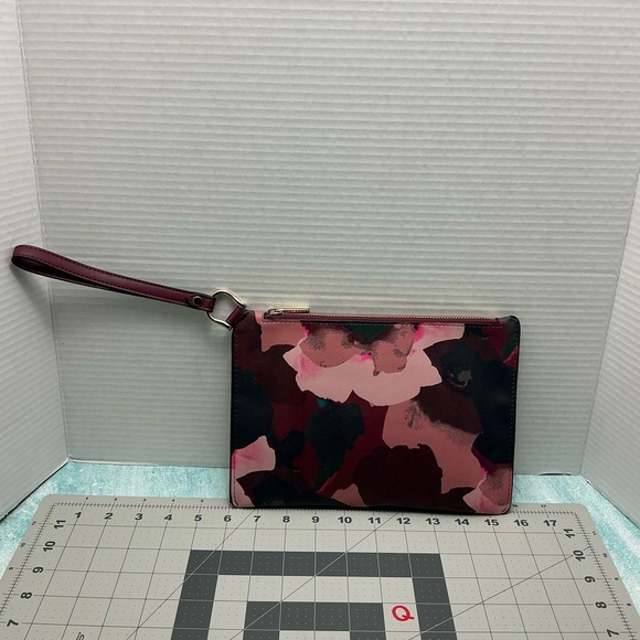 a new day Handbags - Floral Wristlet Clutch